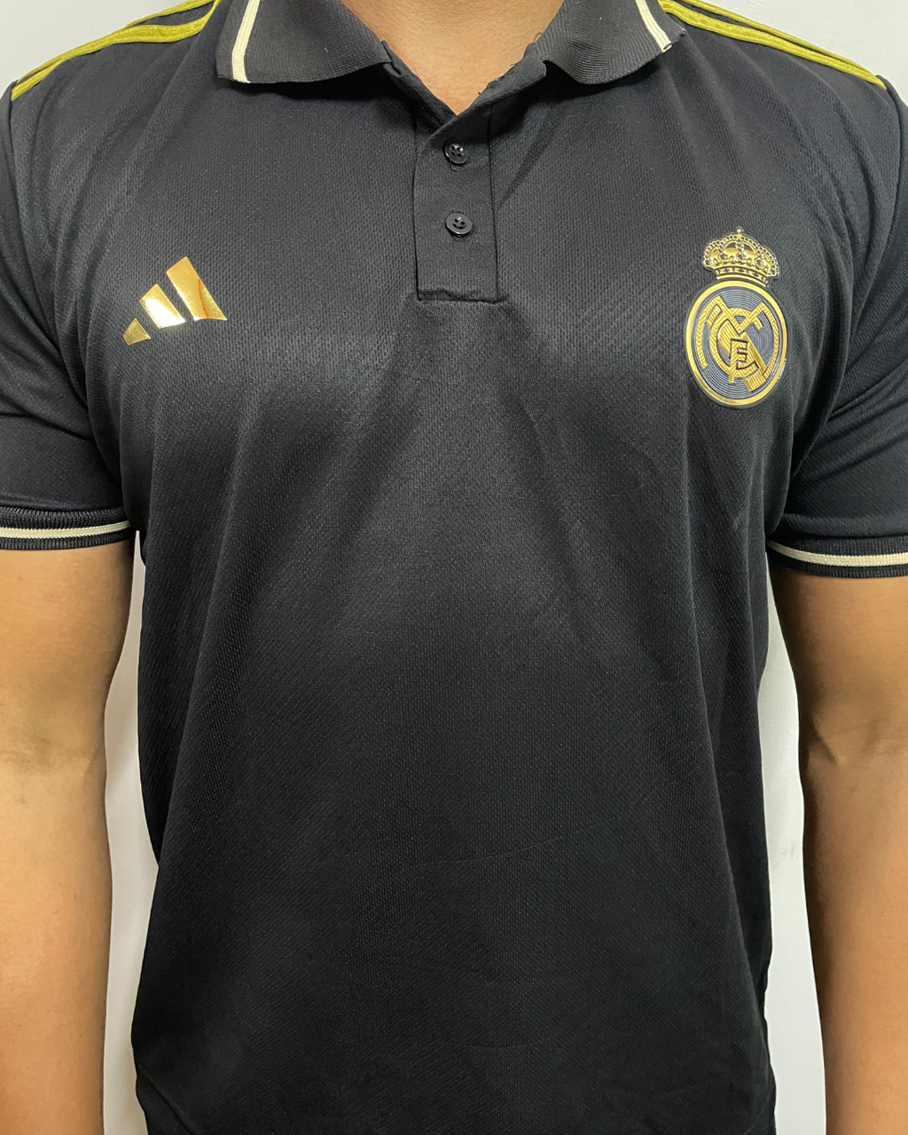 15491719326-catalogo-acaf0f5329e96fdfbe17681601708274-1024-1024.png Camiseta Real Madrid Polo Preta C/ Dourado - Imagem 1