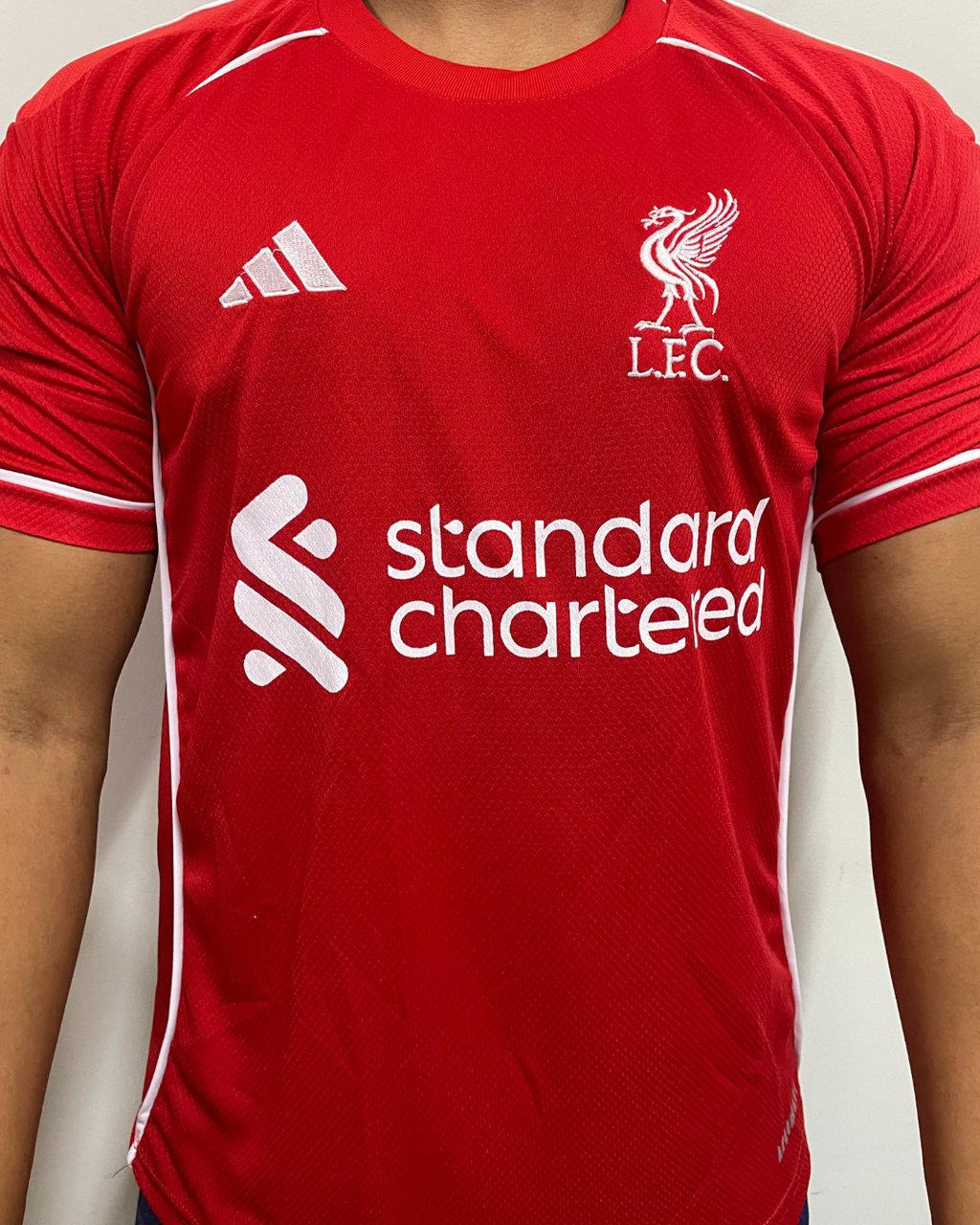 15491719469-catalogo-1-e44935ac1b2e16a01517681640708562-1024-1024.png Camiseta Liverpool I Vermelha 2025/26 - Imagem 1