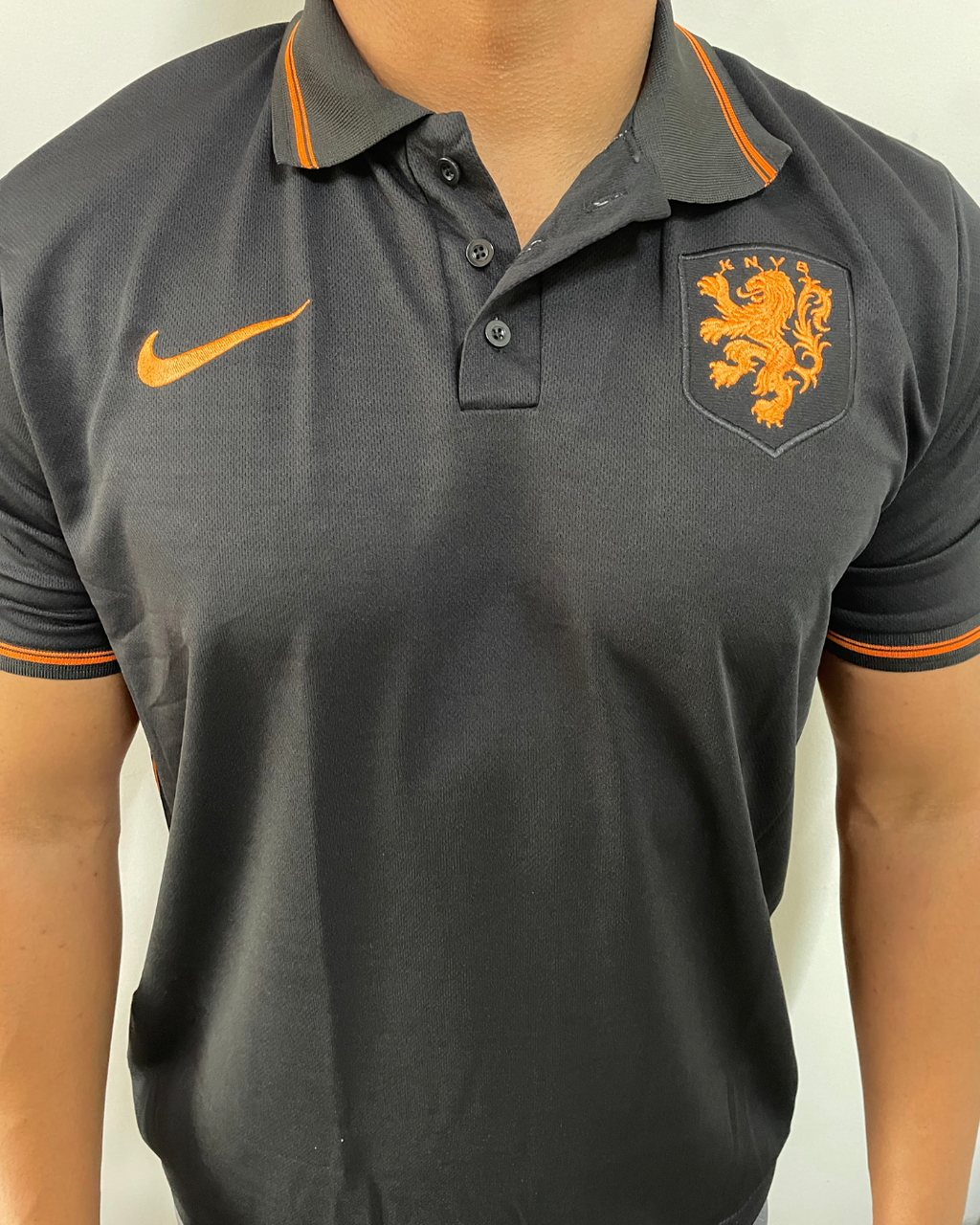 15491719624-catalogo-2-b1b3a7716077c7f52217682292805186-1024-1024.png Camisa Holanda Polo Preta - Imagem 1