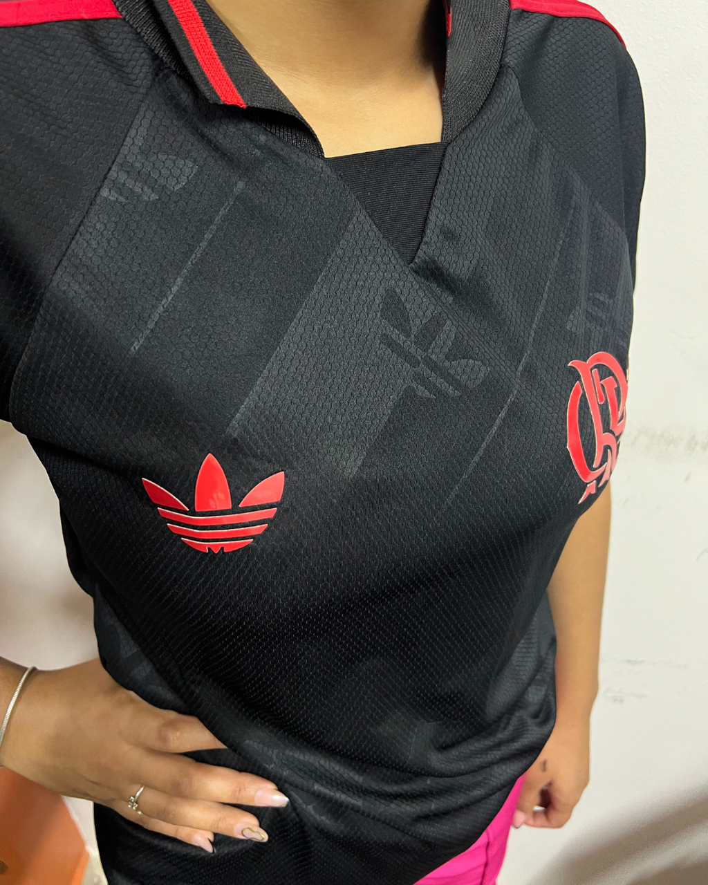 15491719637-catalogo-305bd10f800c200cdf17682368367707-1024-1024.png Camisa Flamengo Lifestyler Preta Polo 2025/26 Feminina - Imagem 1