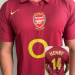 Camiseta Arsenal Vermelha Retrô Henry 2005/06