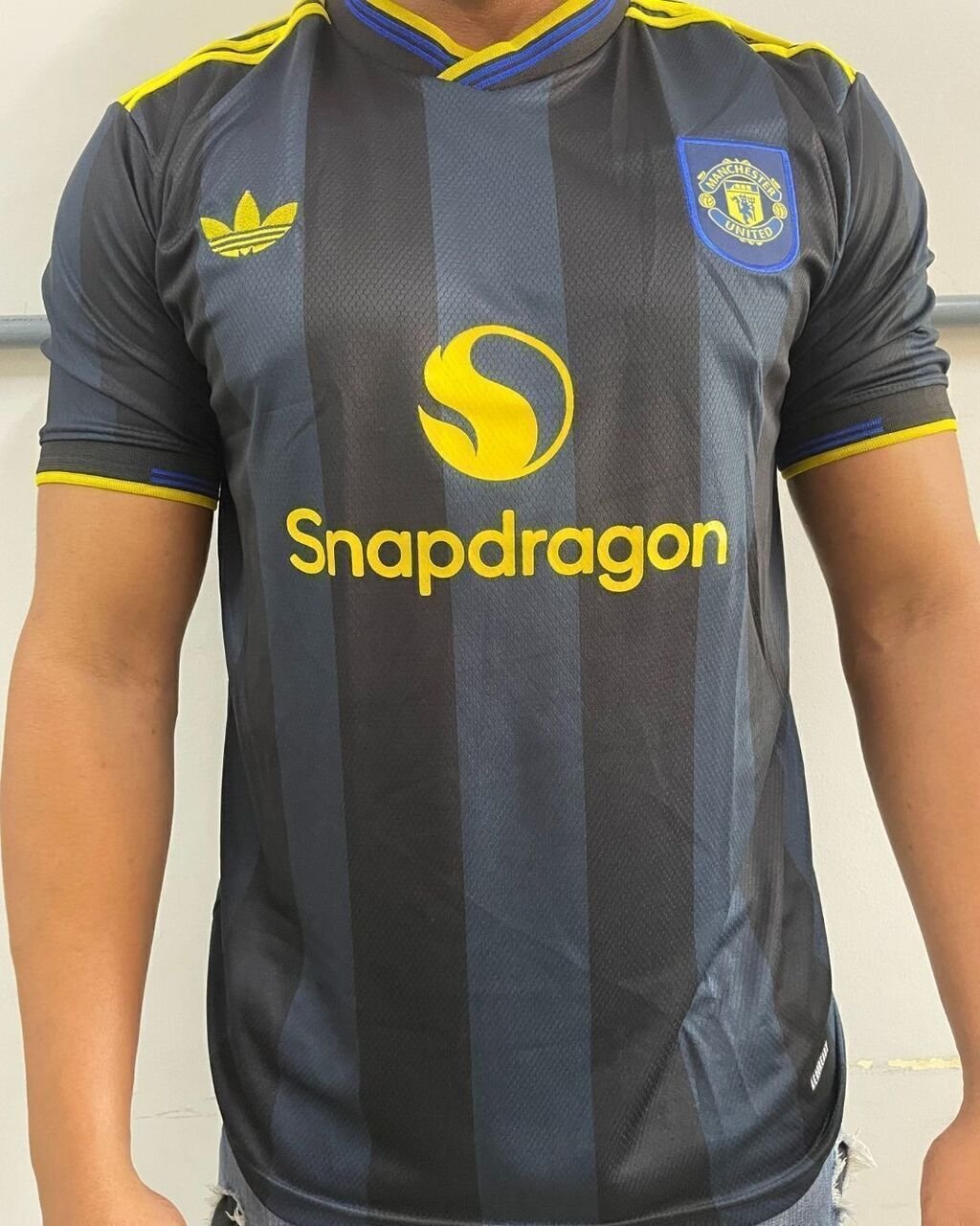 15491720066-84-df8c340aa57b5b883017685033941579-1024-1024-1.jpg Camisa Man United III Azul 2025/26 - Imagem 1