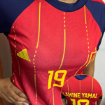 Camisa Espanha Vermelha 2026/27 Lamine Yamal Feminina