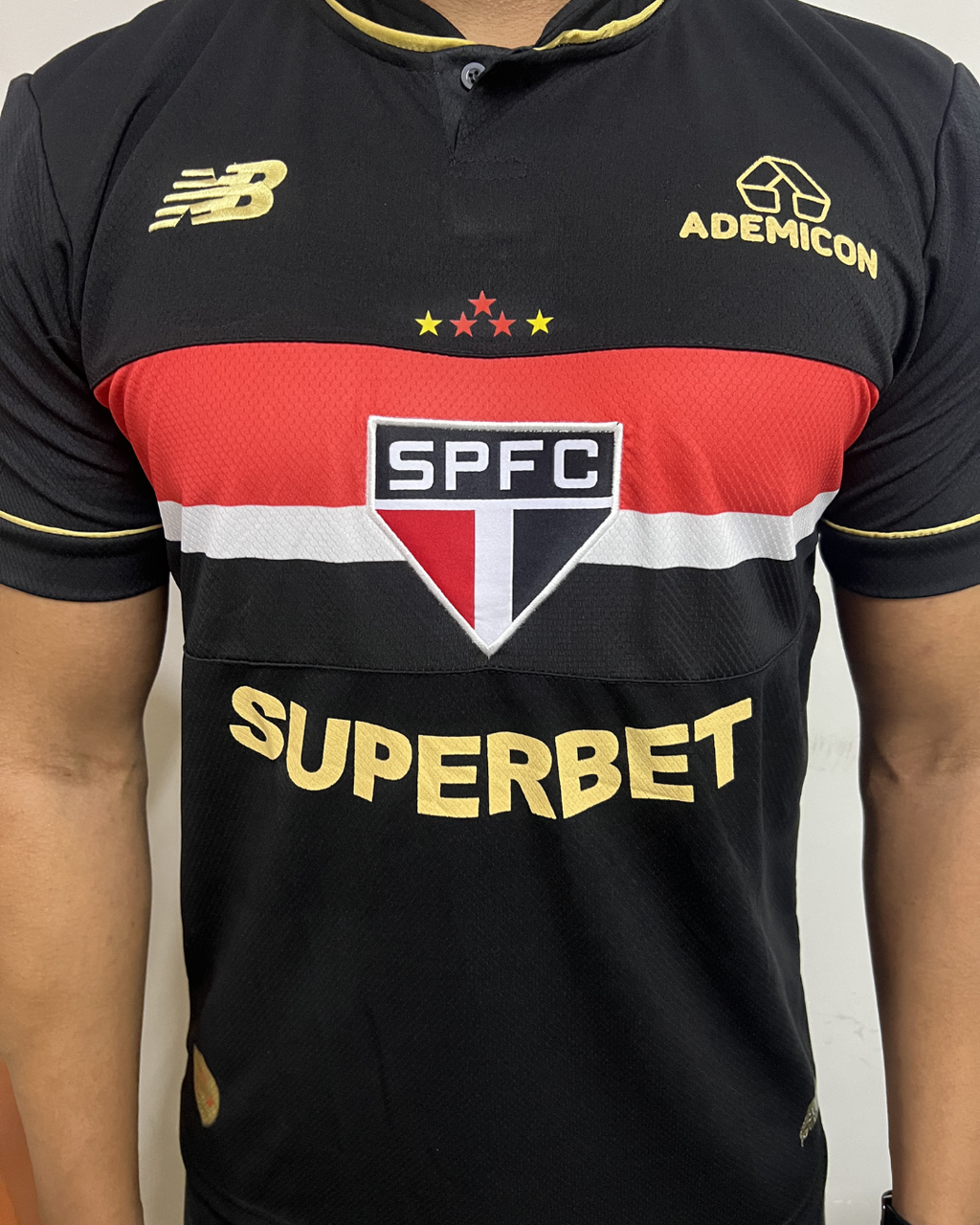 15497792284-catalogo-290925bd2dd785421017733317354686-1024-1024.png Camisa São Paulo III Preta 2025/26 Comemorativa - Imagem 1