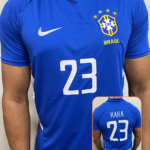 Camiseta Retrô Brasil Azul Kaká 2002